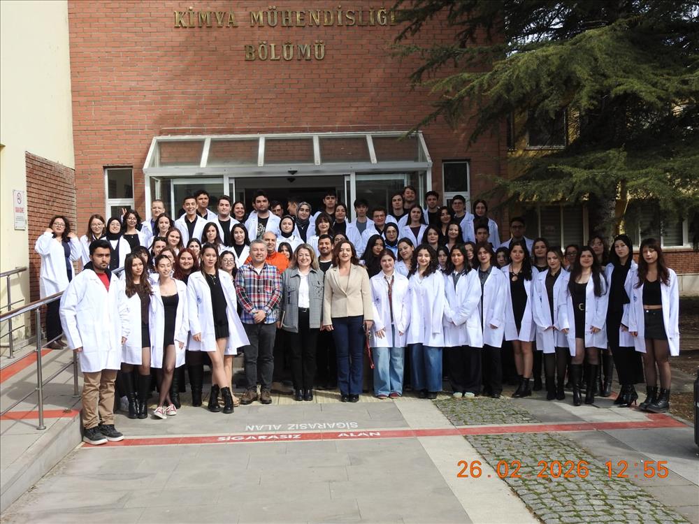 1. Sınıf Öğrencilerimiz İçin TMMOB Eskişehir Kimya Mühendisleri Odası'nın Sağladığı Laboratuvar Önlükleri Dağıtım Töreni Gerçekleştirildi (2026)