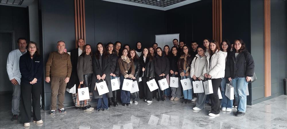 İlaç Teknolojilerine Giriş Dersi Öğrencilerinden Dermoskin İlaç ve Kozmetik Fabrikasına Teknik Gezi Gerçekleştirildi